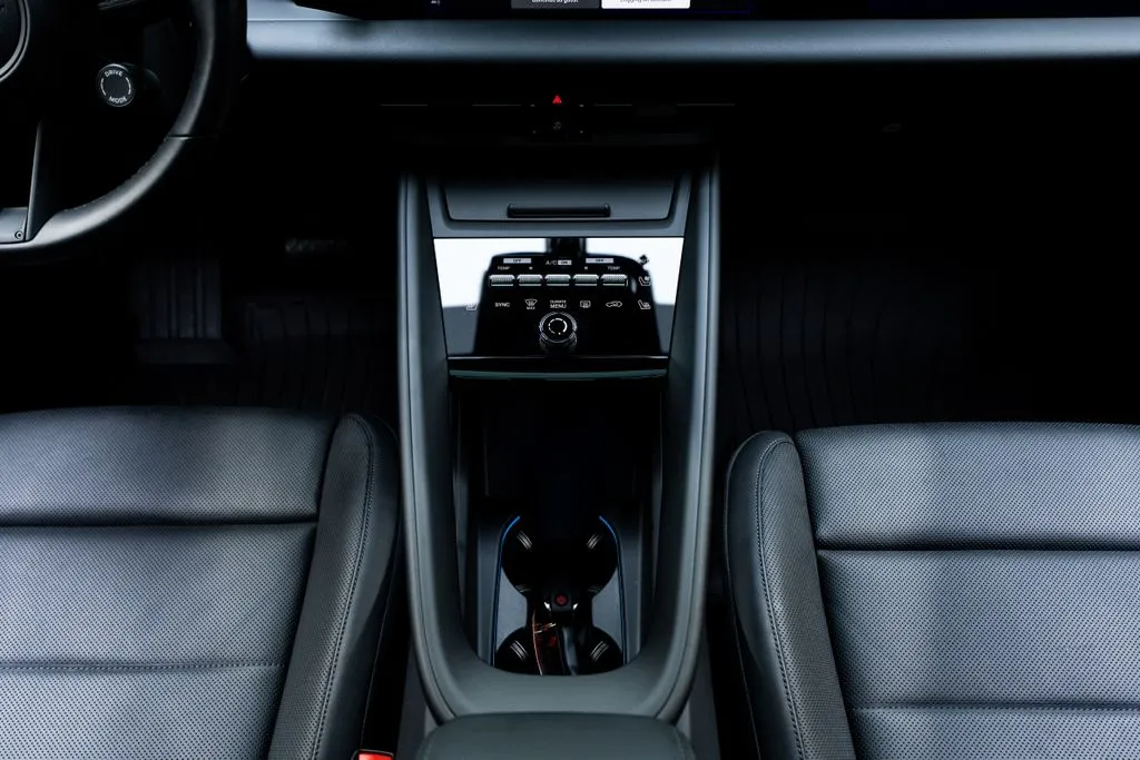 Porsche Macan Electric photo 41