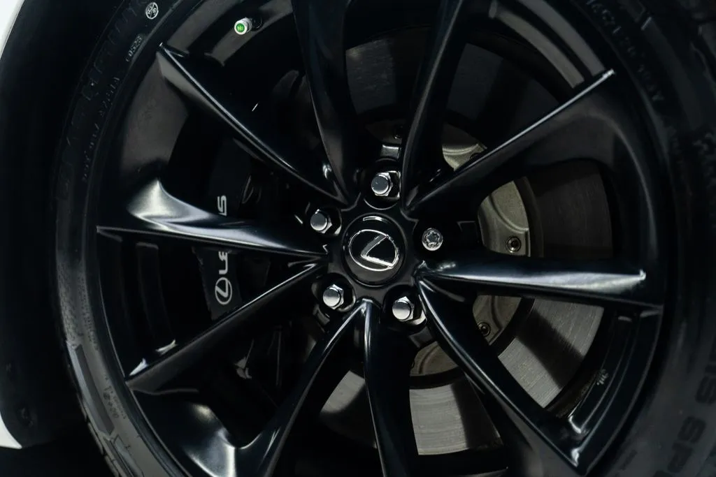 Lexus LC photo 10