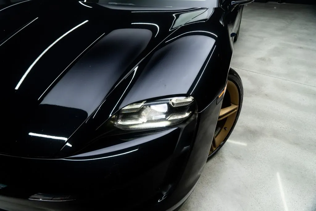 Porsche Taycan photo 3