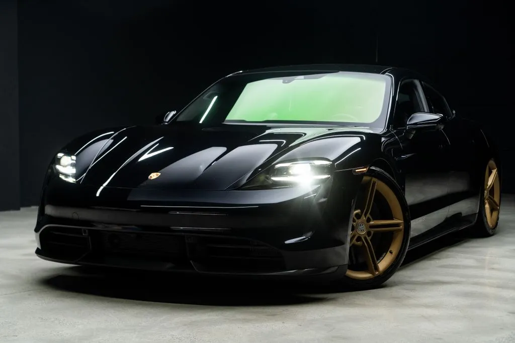 Porsche Taycan photo 2