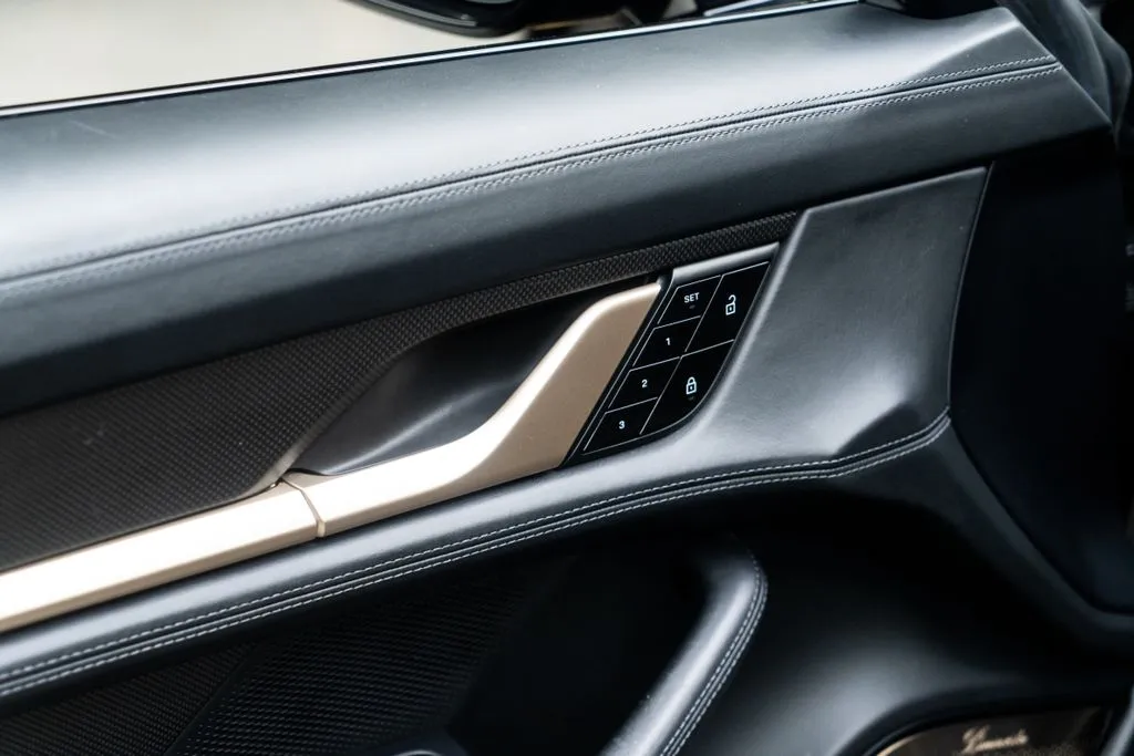 Porsche Taycan photo 24