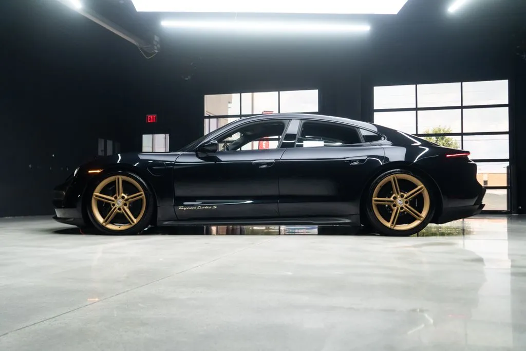 Porsche Taycan photo 19