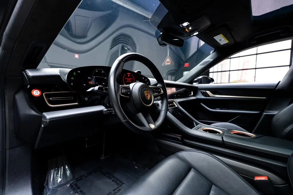 Porsche Taycan photo 29