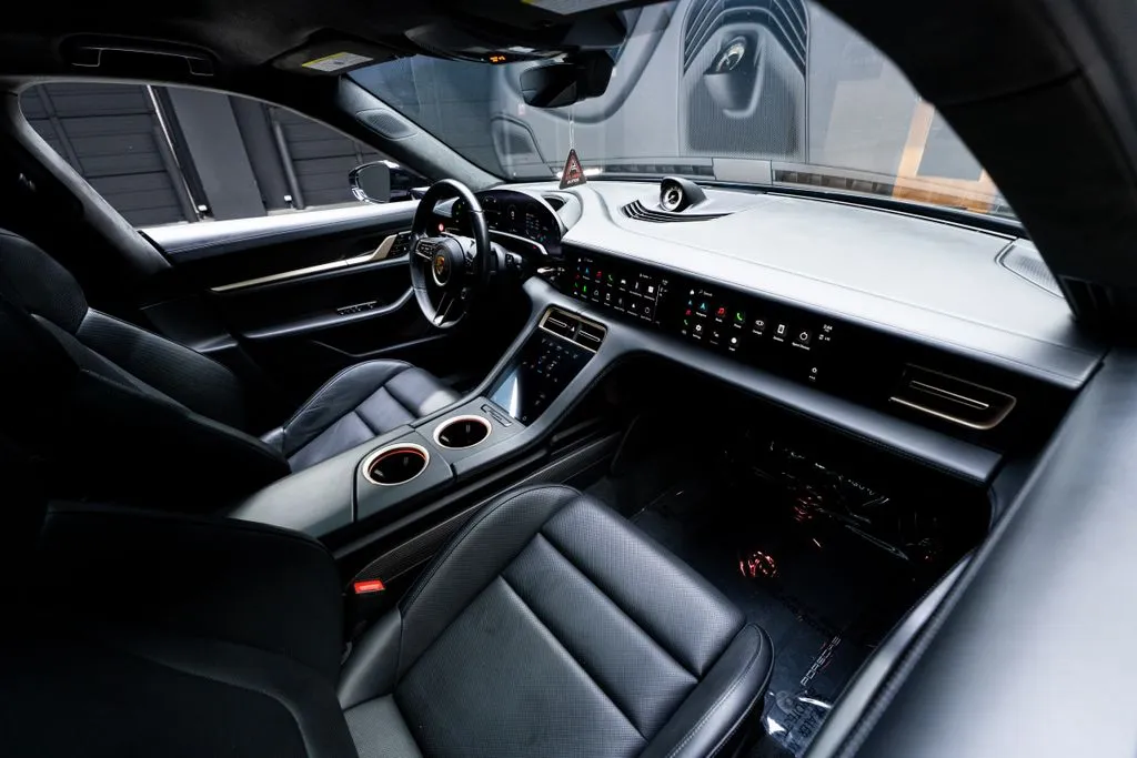 Porsche Taycan photo 42