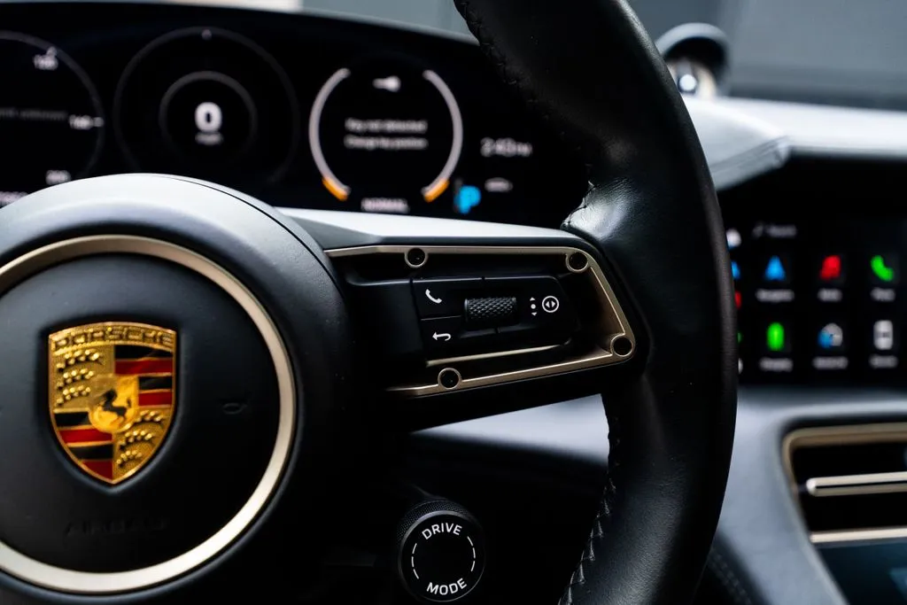 Porsche Taycan photo 33