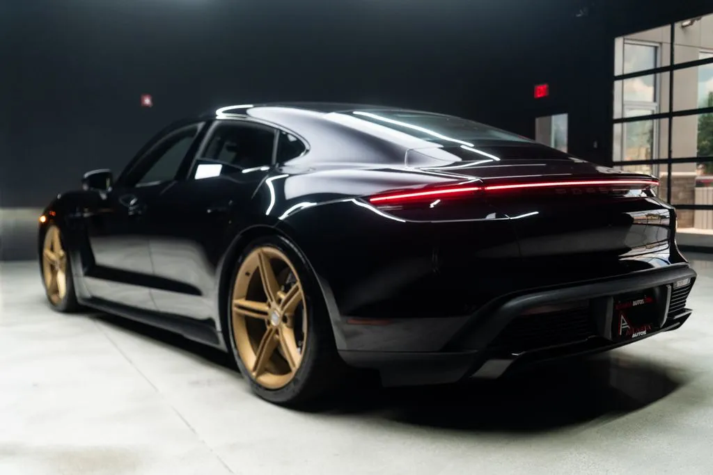Porsche Taycan photo 18