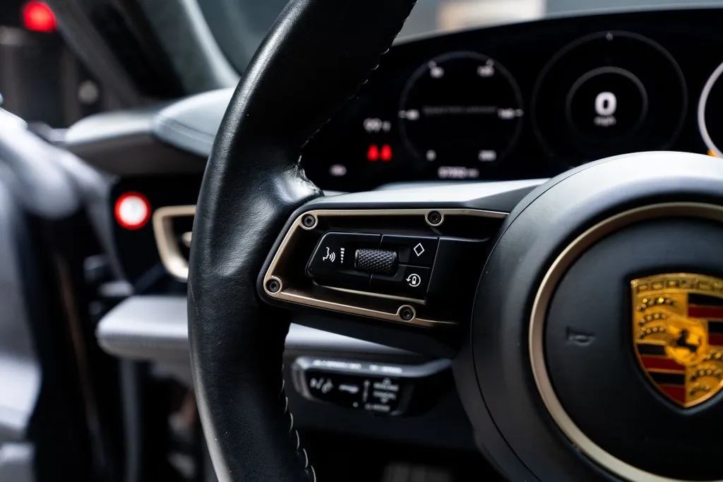 Porsche Taycan photo 32