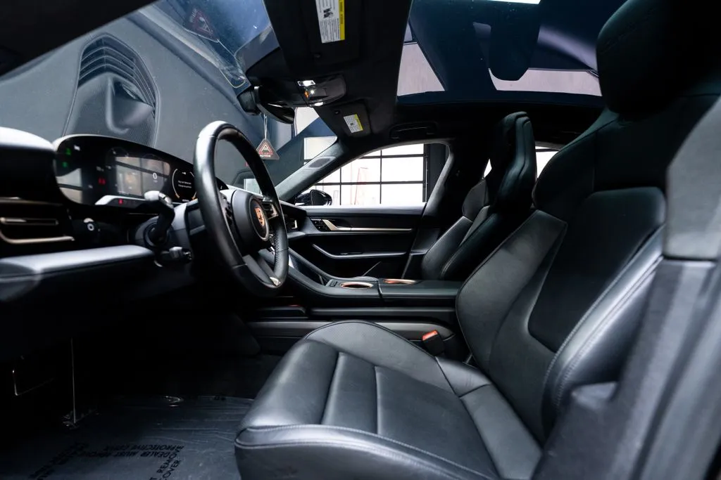 Porsche Taycan photo 28