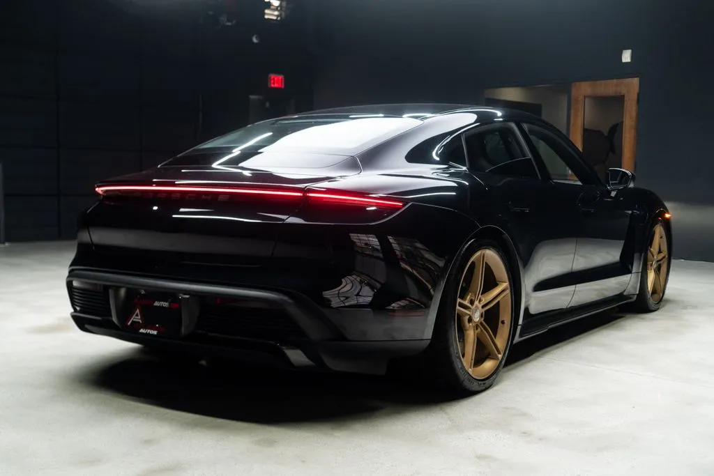 Porsche Taycan photo 15