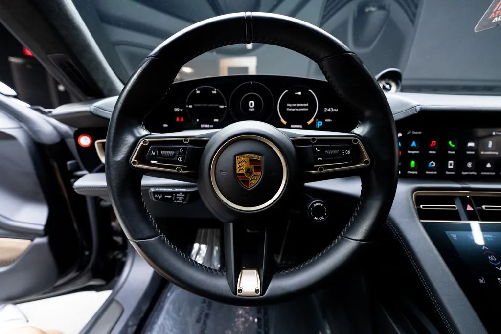 Porsche Taycan photo 31