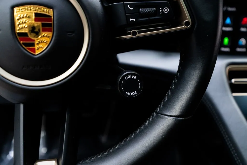 Porsche Taycan photo 34