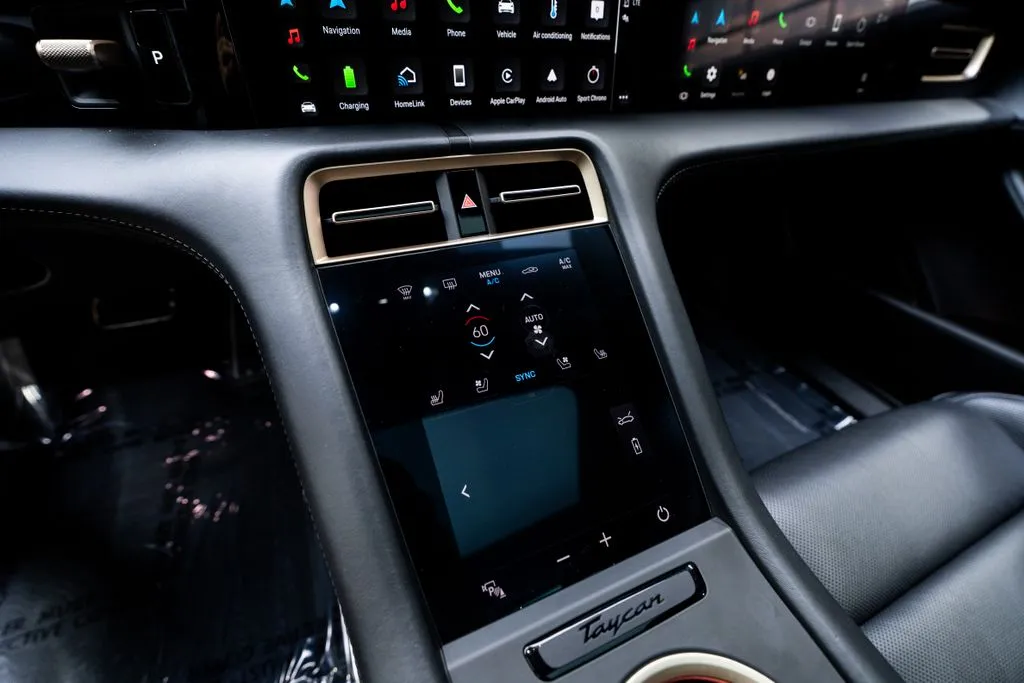 Porsche Taycan photo 39