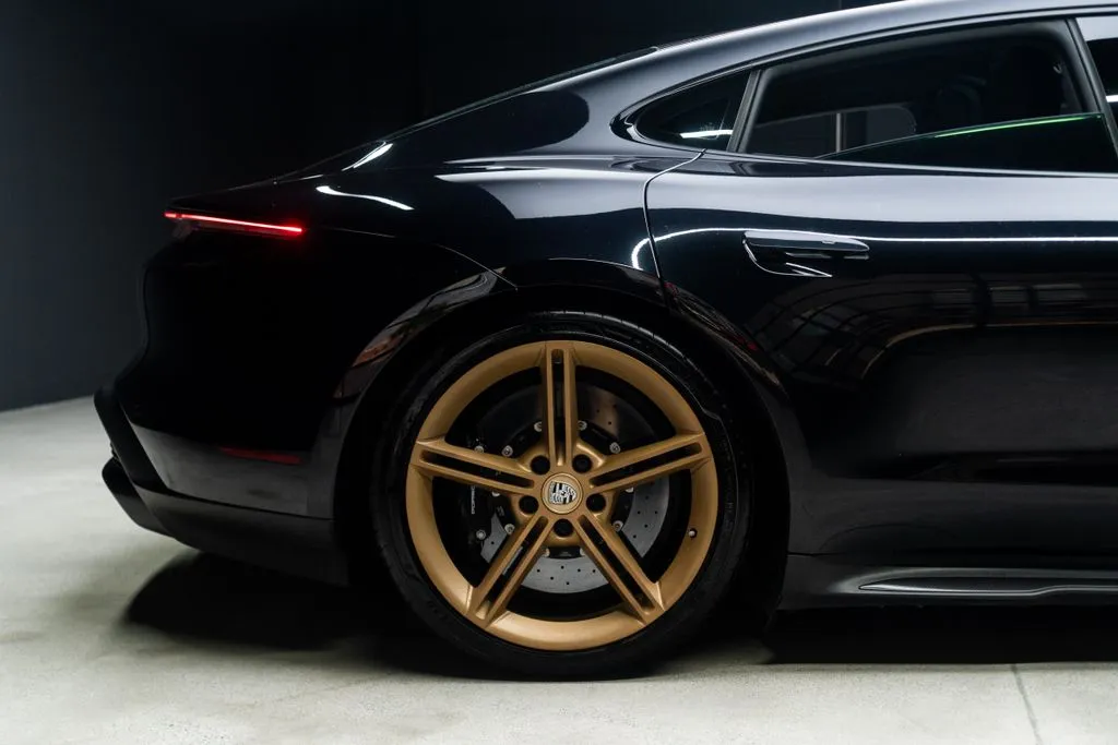 Porsche Taycan photo 14