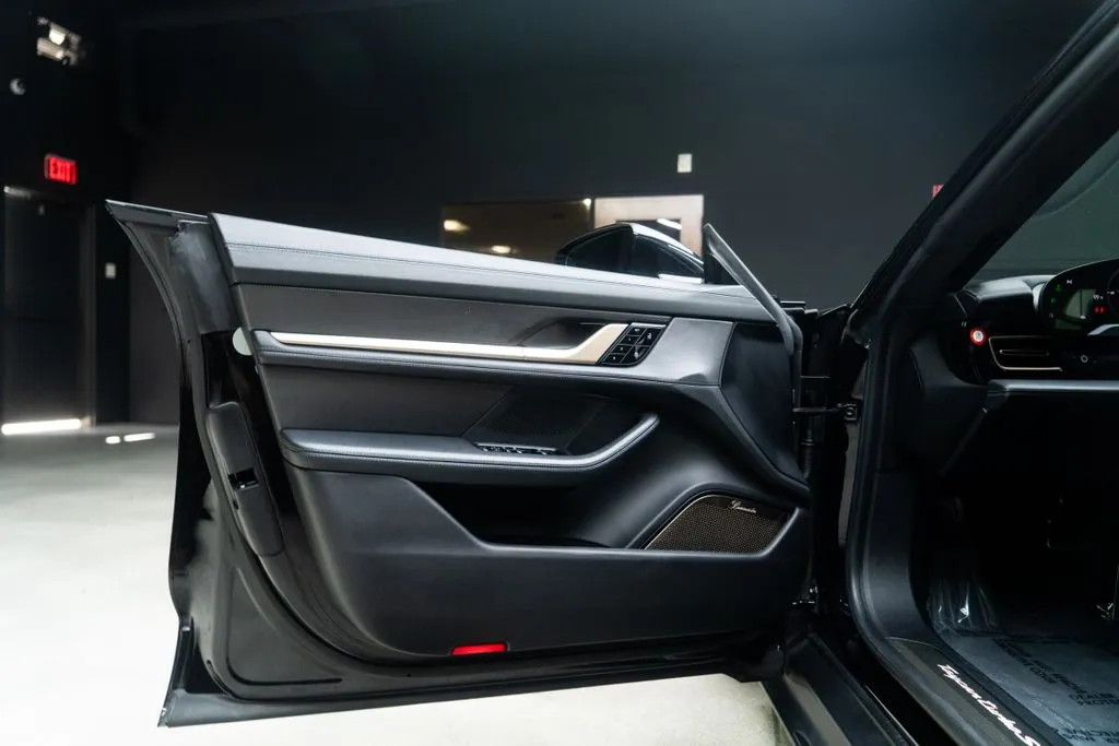 Porsche Taycan photo 23