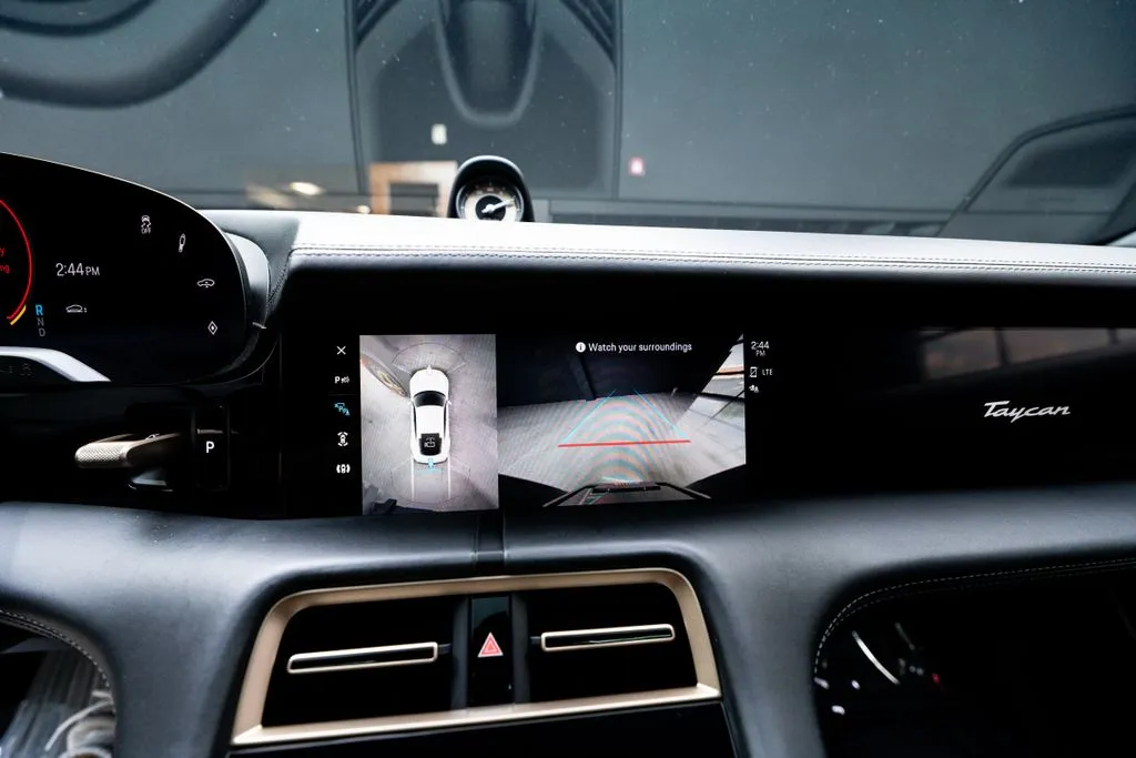 Porsche Taycan photo 37