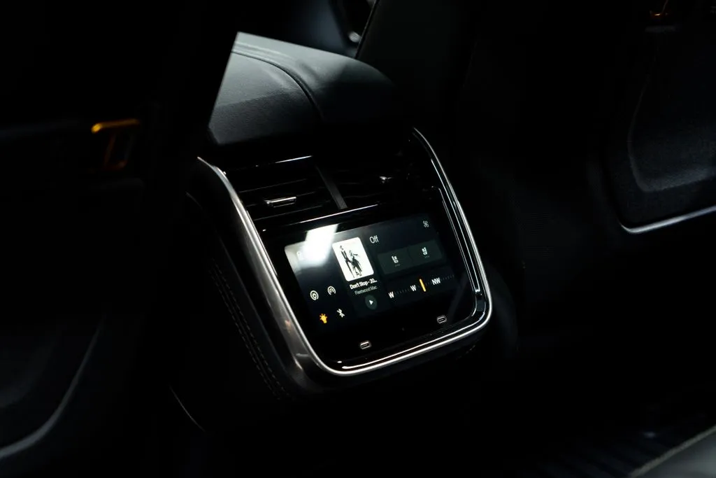 Rivian R1S photo 30