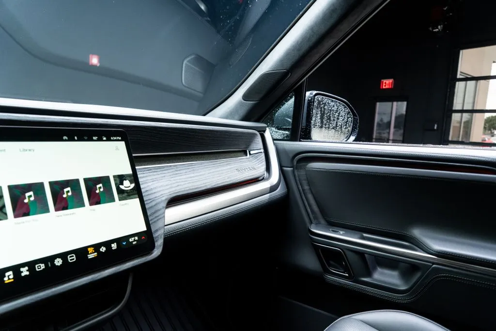 Rivian R1S photo 29