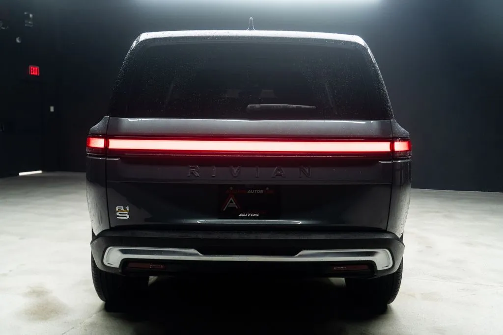 Rivian R1S photo 16
