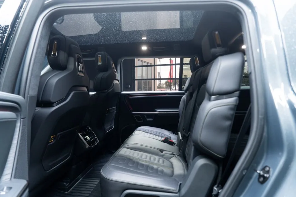 Rivian R1S photo 32