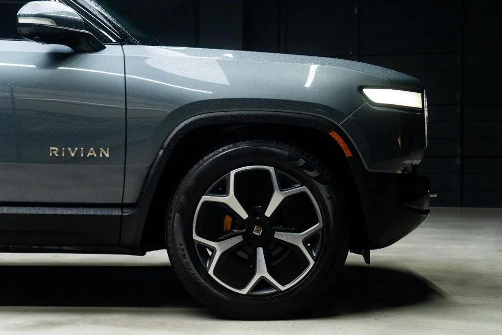 Rivian R1S photo 9