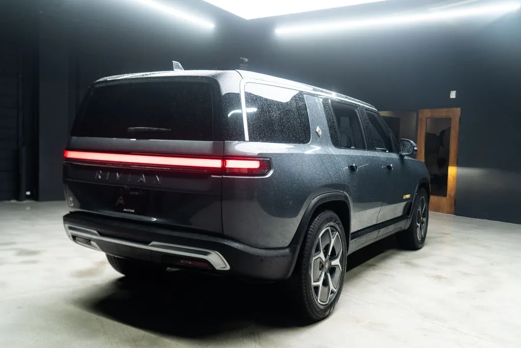 Rivian R1S photo 15