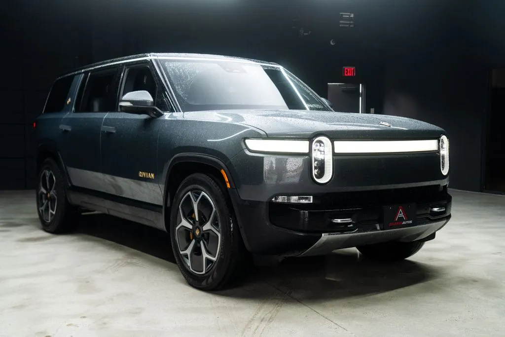 Rivian R1S photo 6