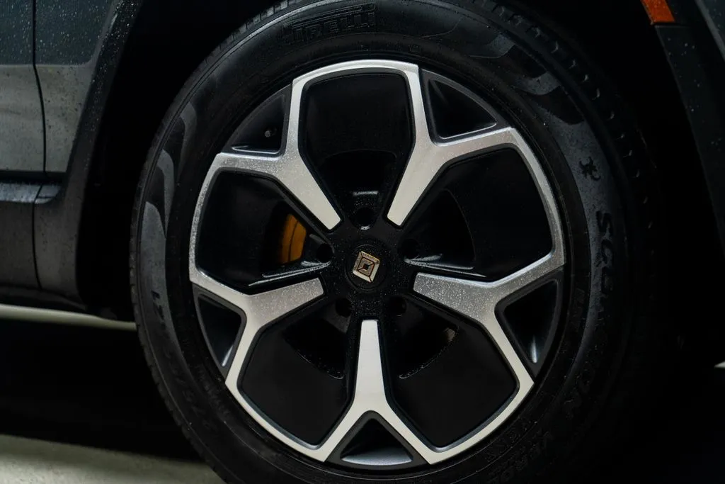 Rivian R1S photo 10