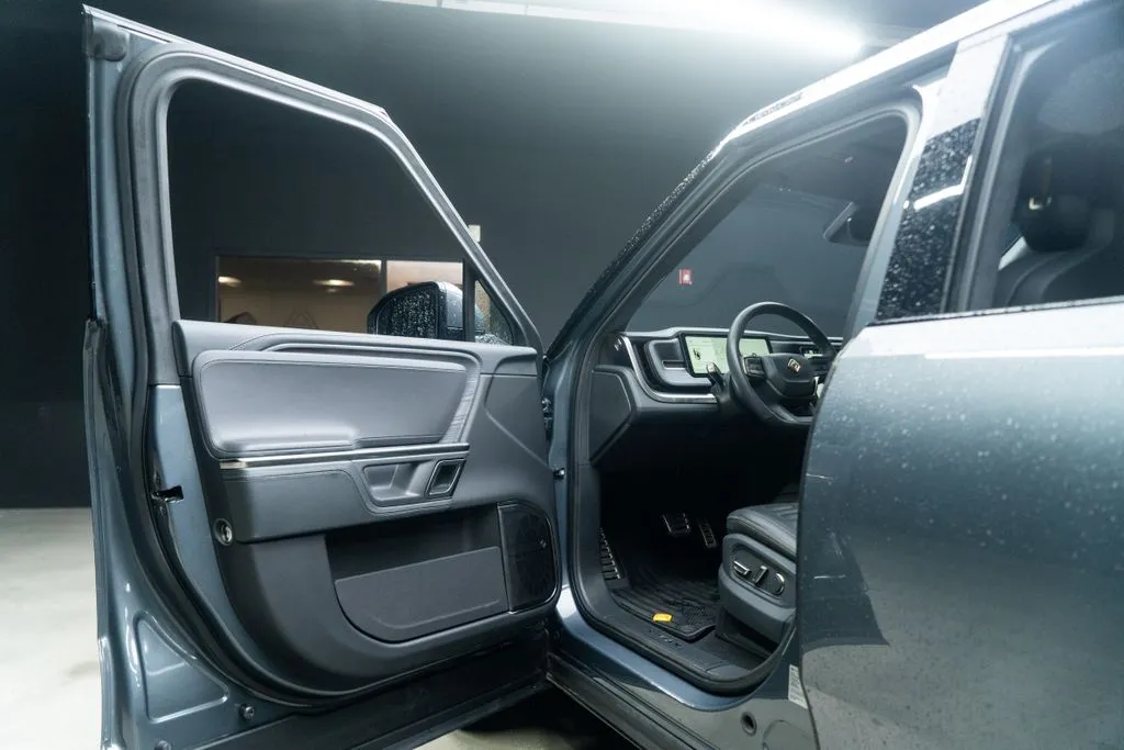 Rivian R1S photo 18