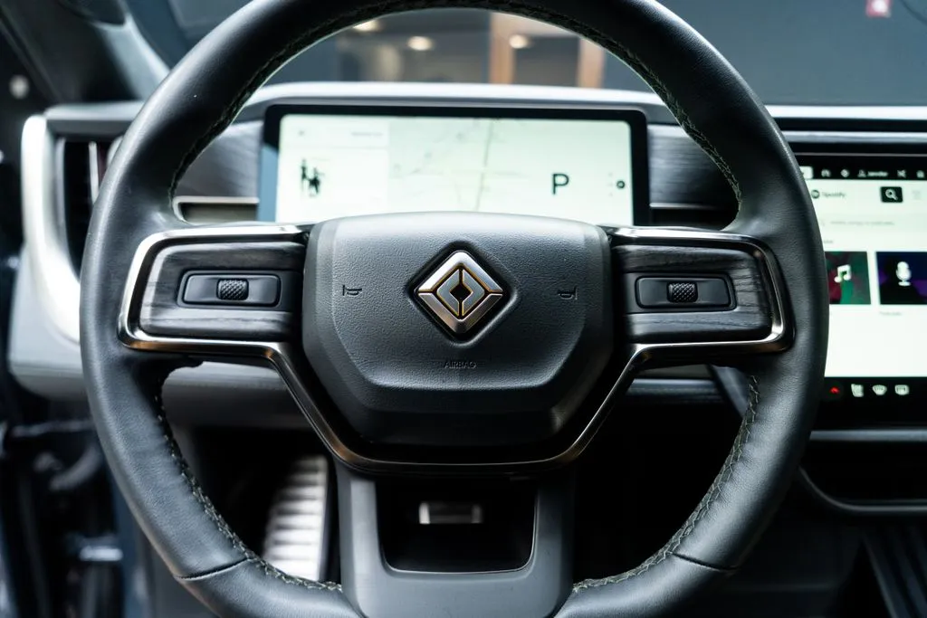 Rivian R1S photo 23