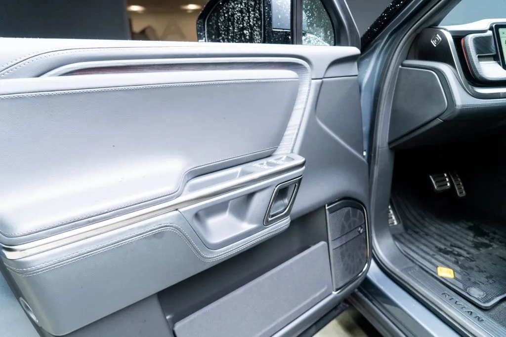 Rivian R1S photo 19