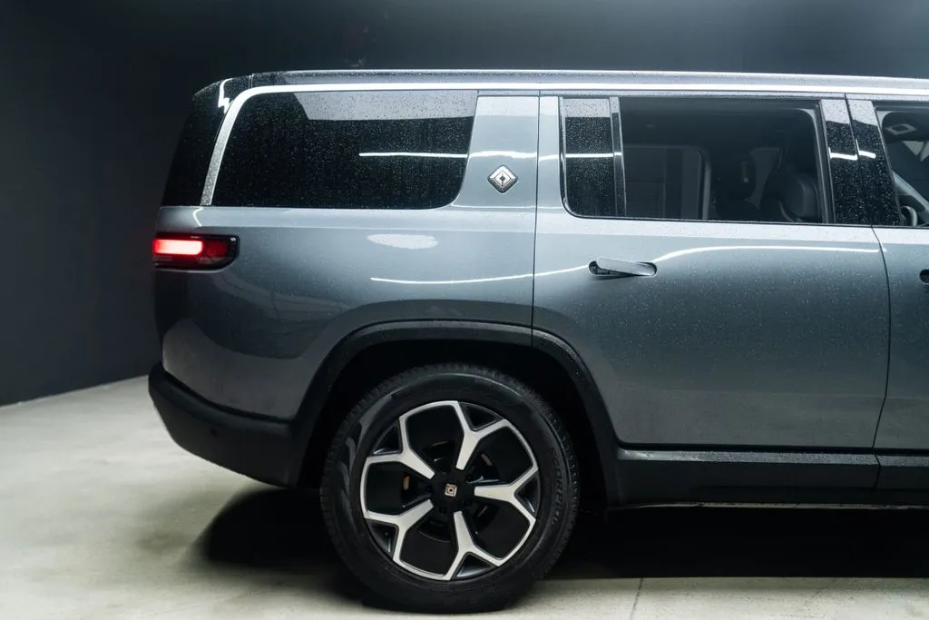 Rivian R1S photo 13