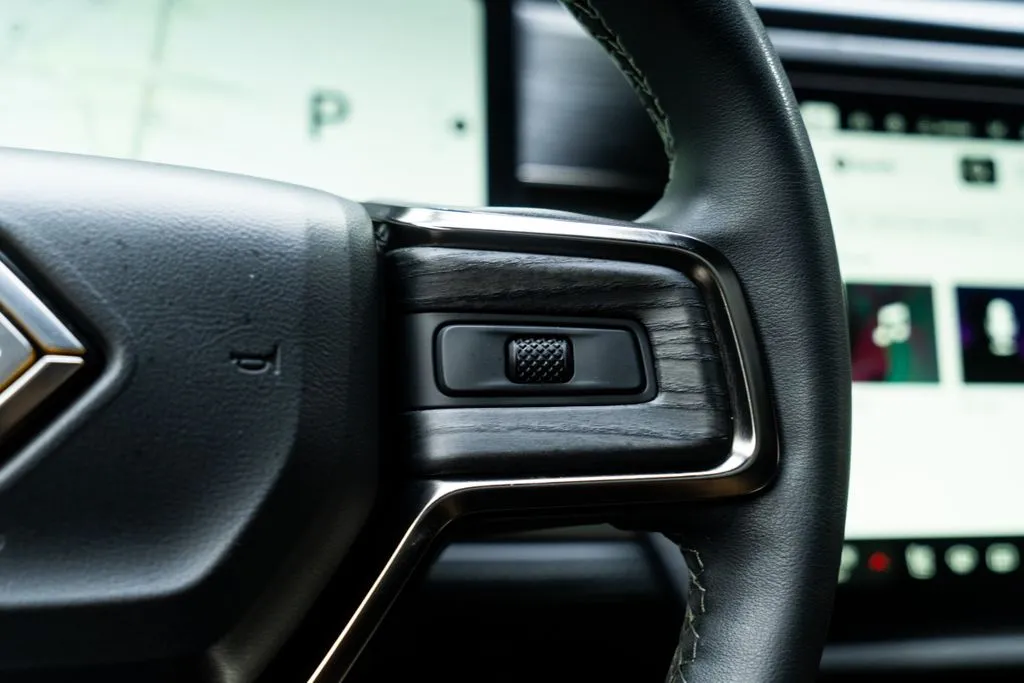 Rivian R1S photo 25