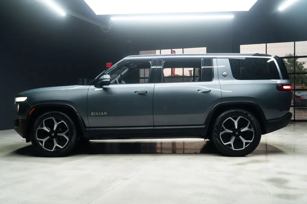 Rivian R1S photo 17
