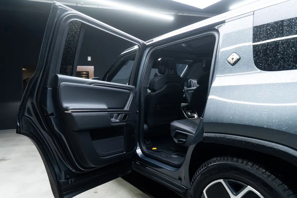 Rivian R1S photo 35