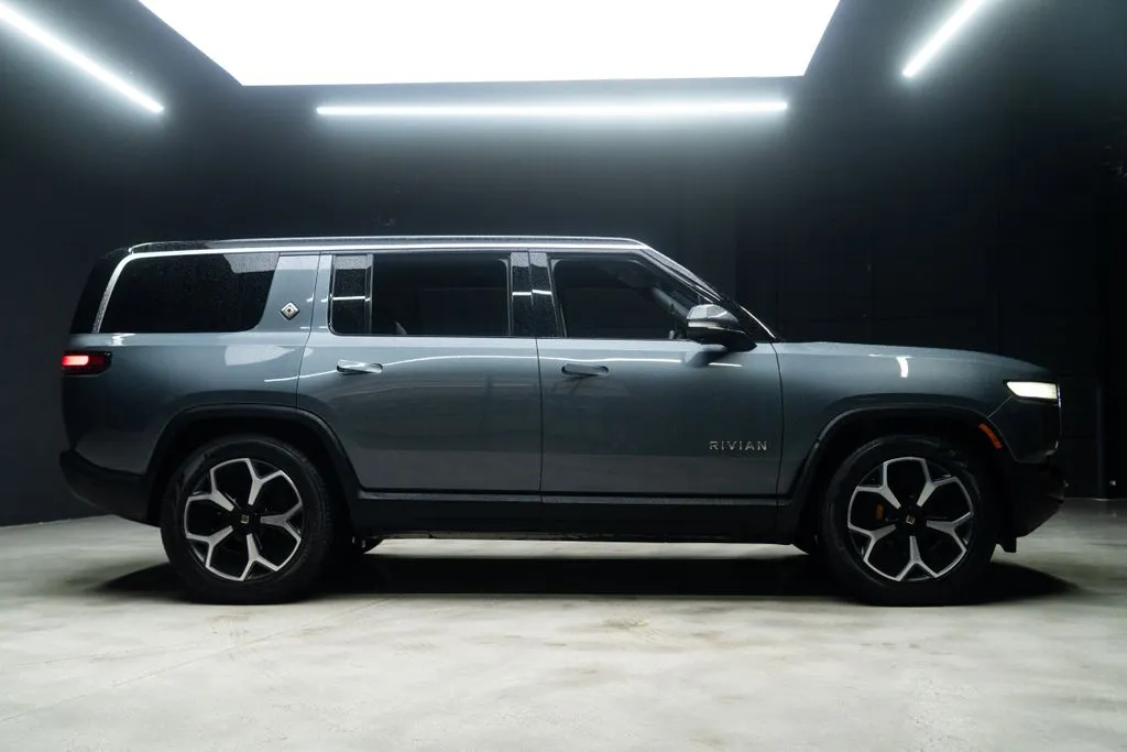 Rivian R1S photo 8