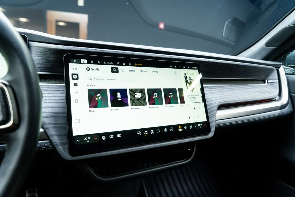 Rivian R1S photo 27