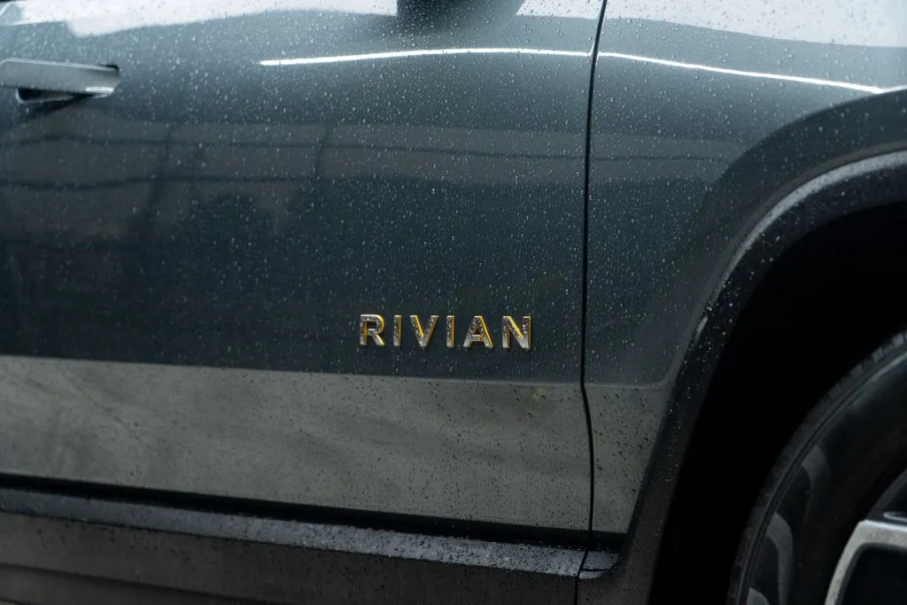 Rivian R1S photo 11