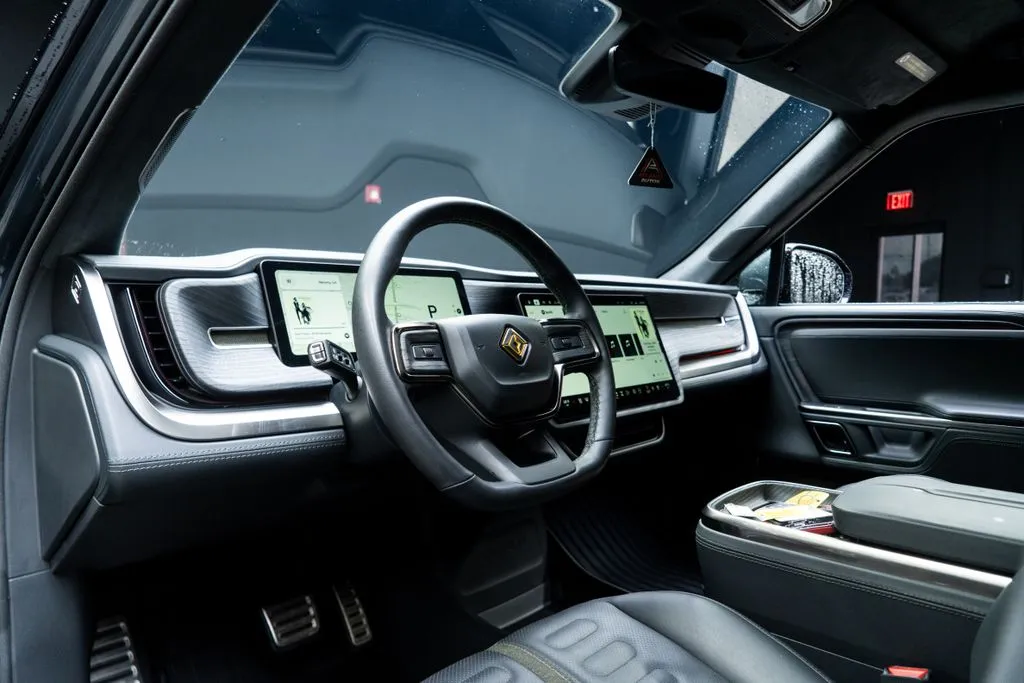 Rivian R1S photo 22
