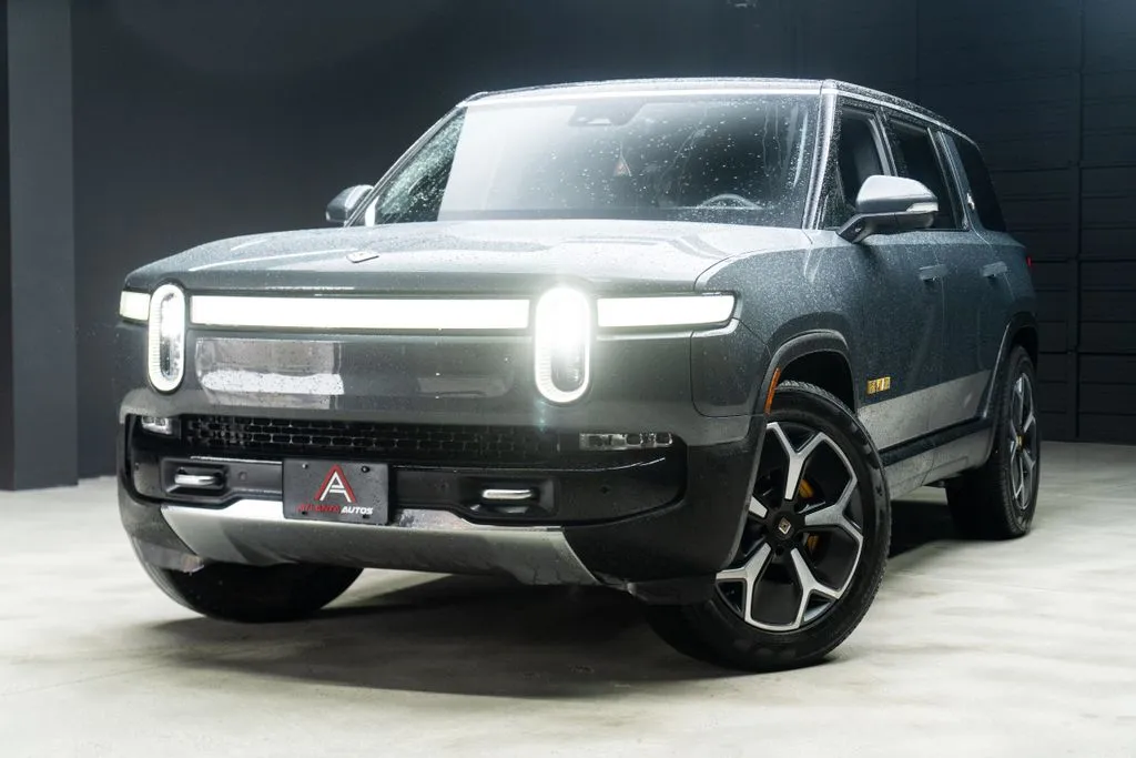 Rivian R1S photo 2