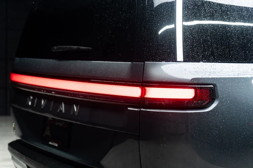 Rivian R1S photo 14