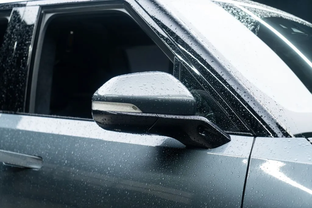 Rivian R1S photo 12