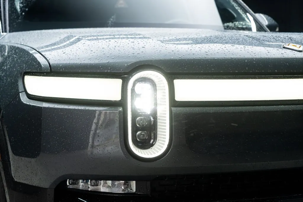 Rivian R1S photo 4