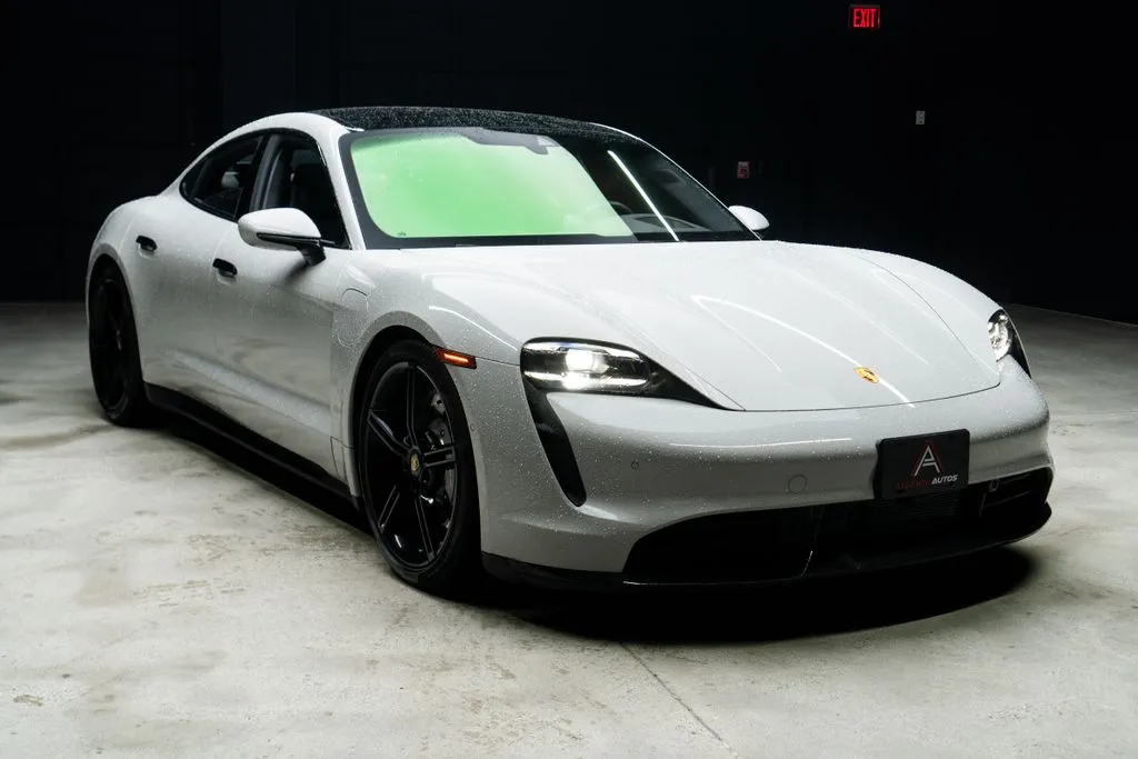 Porsche Taycan photo 6