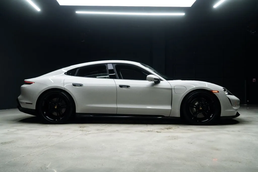 Porsche Taycan photo 8