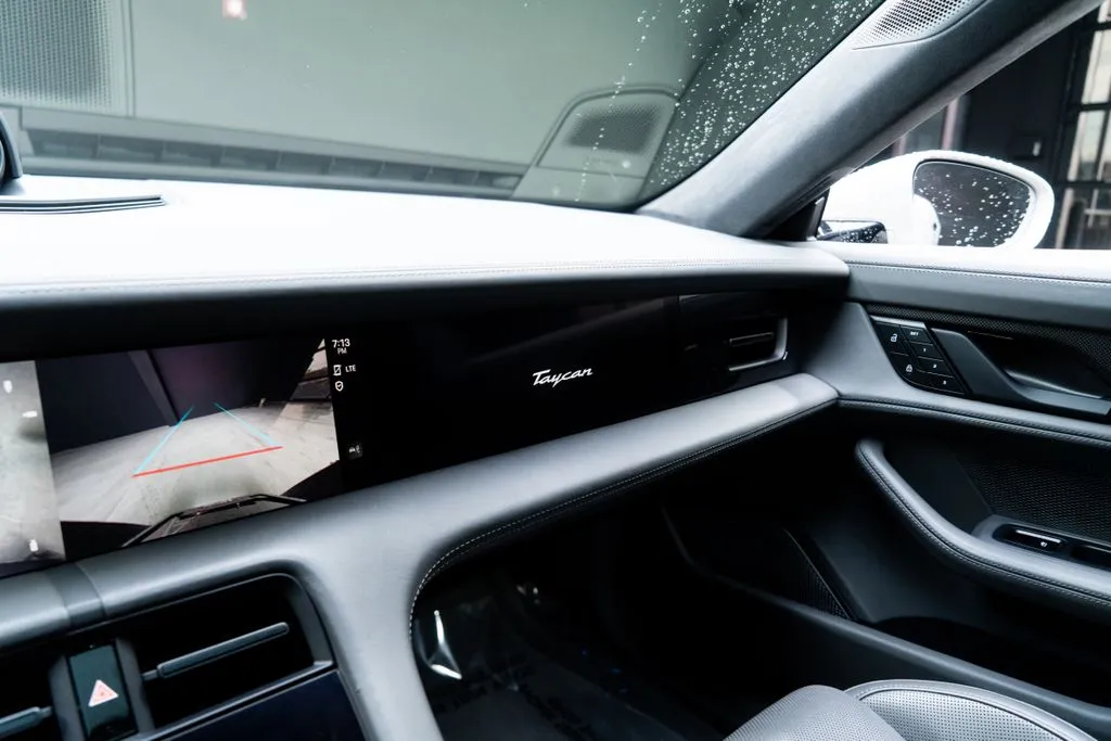 Porsche Taycan photo 41