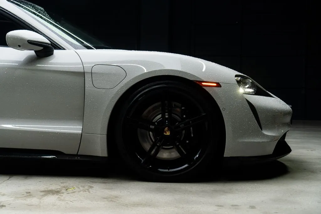Porsche Taycan photo 9