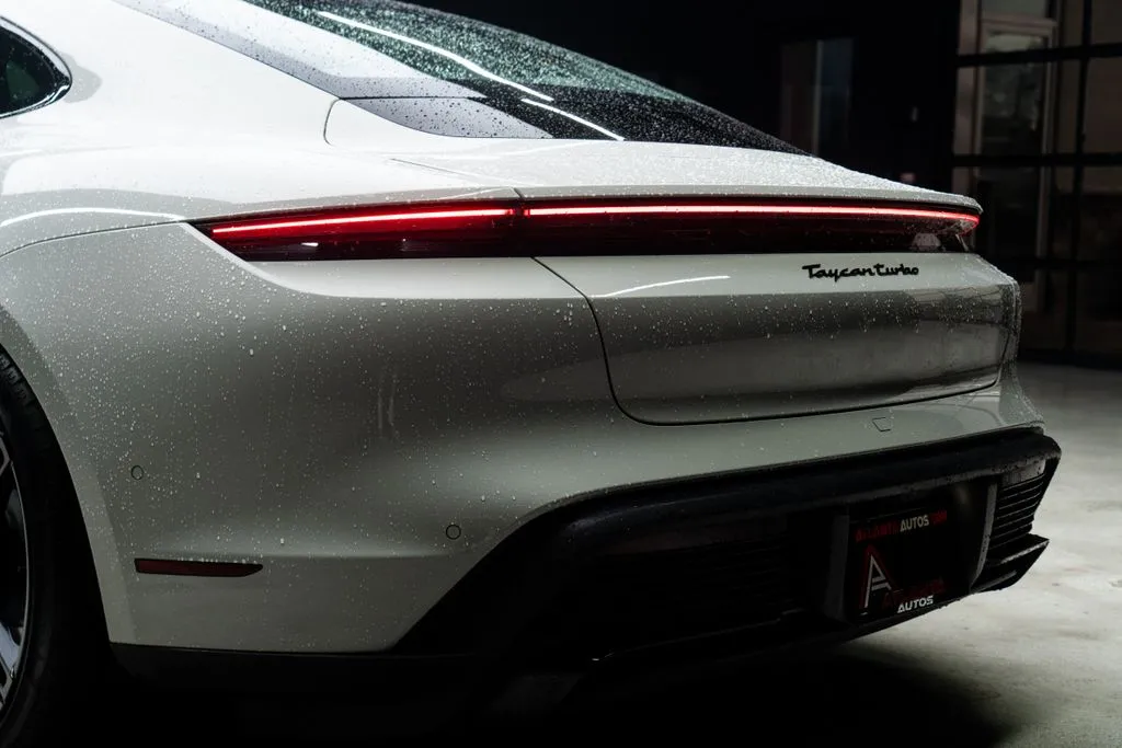 Porsche Taycan photo 17
