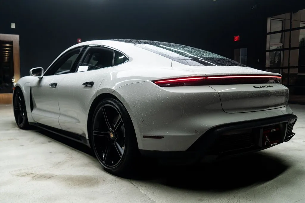 Porsche Taycan photo 18