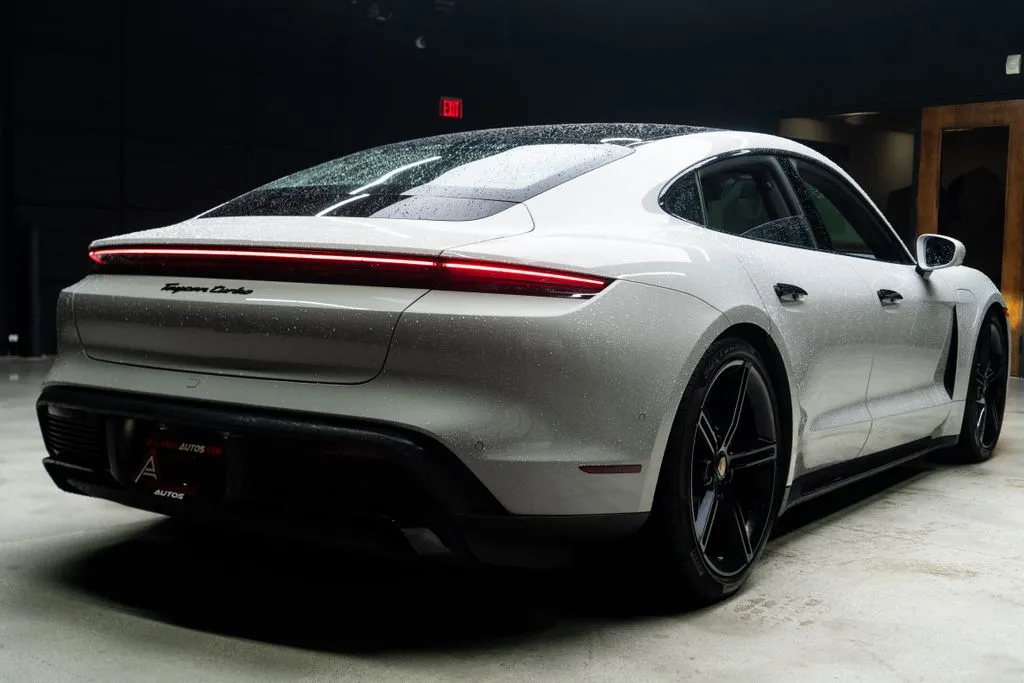 Porsche Taycan photo 14