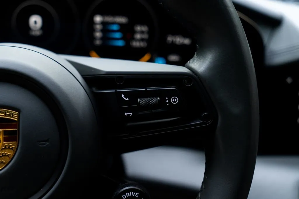 Porsche Taycan photo 32